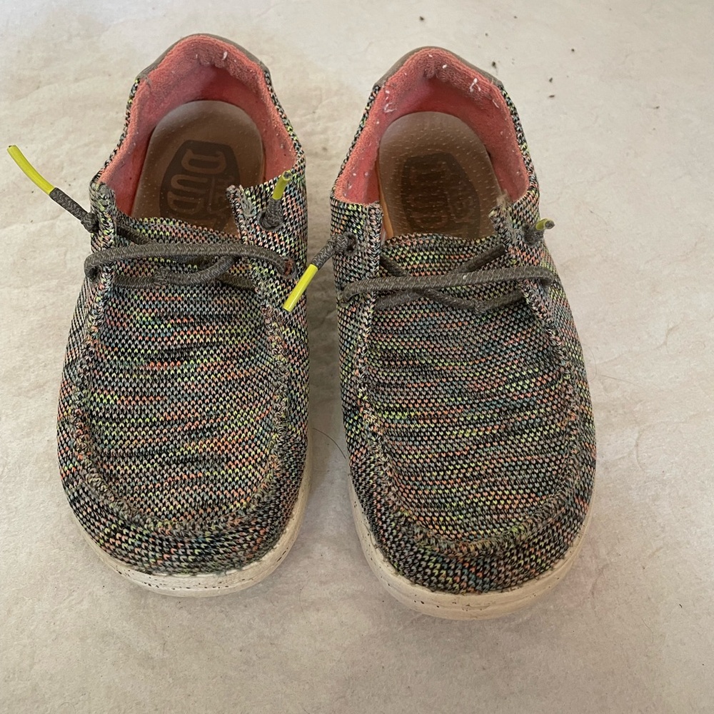 Women’s Size 5 Wendy Sox Shoes in Peacock Pink Coloring